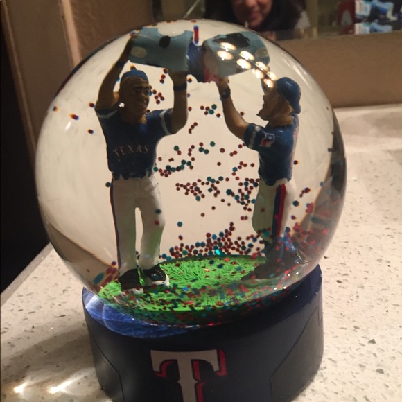 Texas Rangers Snow 🌎 - Picture 3 of 5